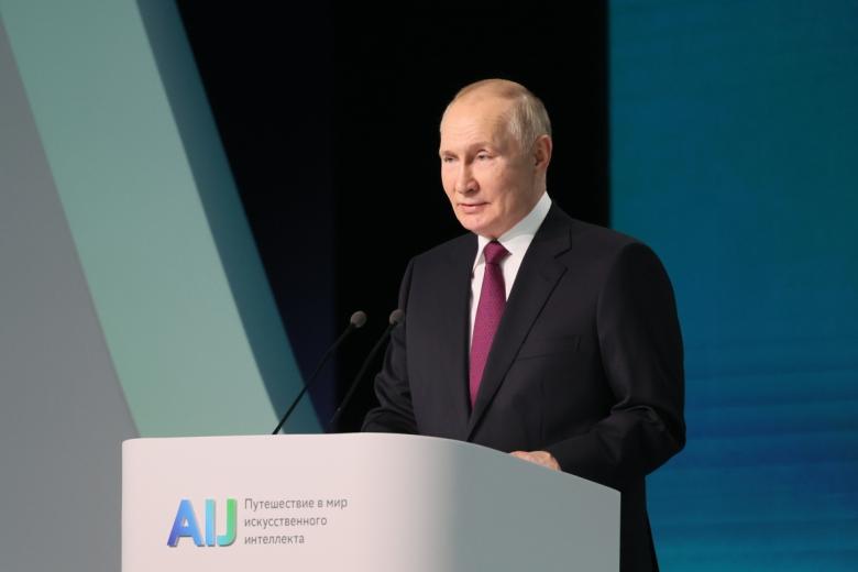 Президент РФ Владимир Путин выступает на международной конференции «Путешествие в мир искусственного интеллекта»