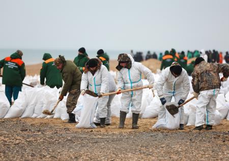 Власти России создали комиссию по ликвидации последствий разлива мазута