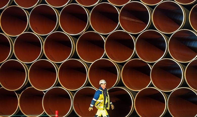 Осмотр труб для строительства газопровода «Северный поток» в порту Засниц-Мукран, Германия