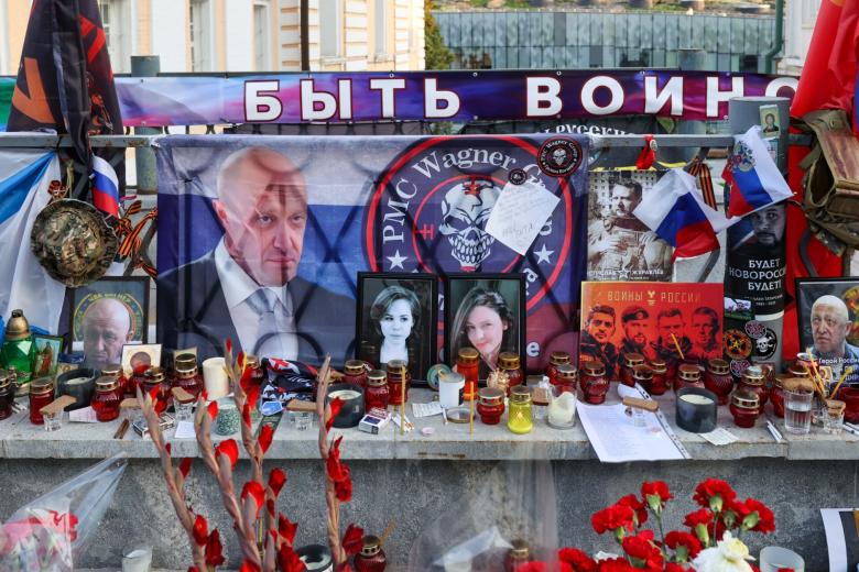 Цветы около стихийного мемориала в память о погибших создателях ЧВК «Вагнер» Евгению Пригожину и Дмитрию Уткину