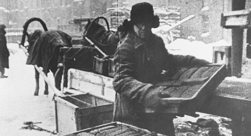 Раздача хлеба в блокадном Ленинграде