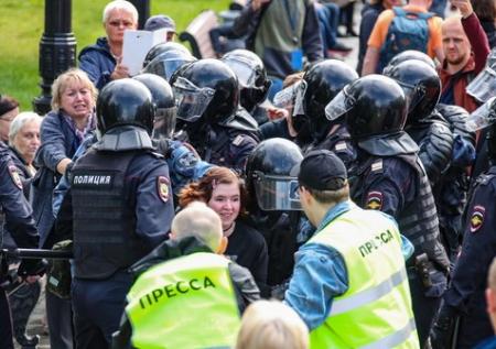 Задержанный за одиночный пикет активист госпитализирован из ОВД