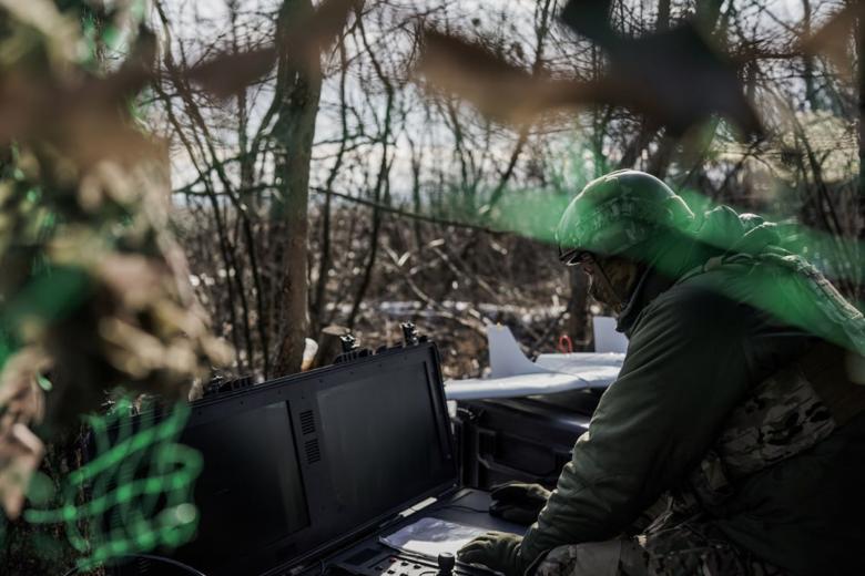 Военнослужащий Вооруженных сил Украины в зоне боевых действий