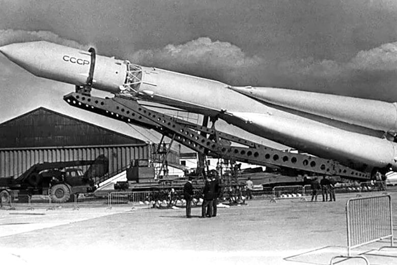 Первая советская межконтинентальная ракета Р-7 на пусковой установке
