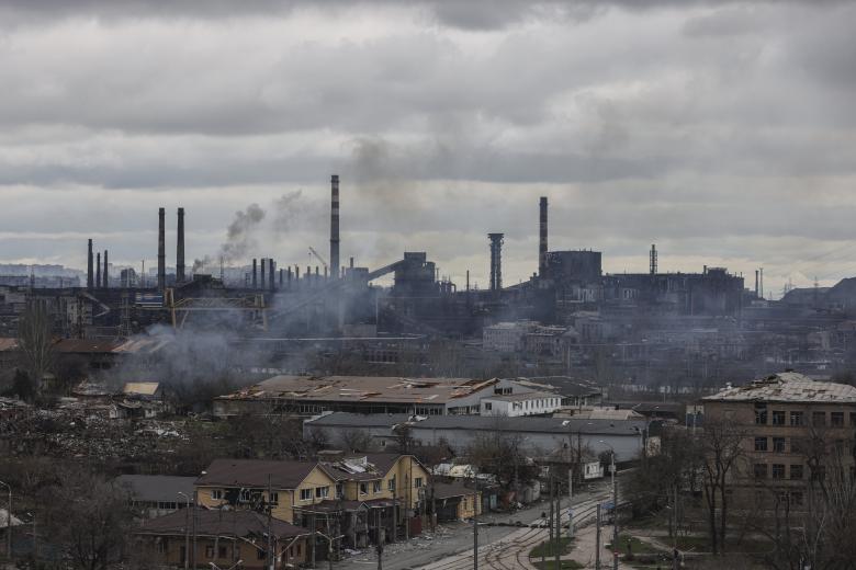 Донецкая область. Мариуполь. Дым над заводом "Азовсталь". Вооружённые силы РФ проводят специальную военную операцию на Украине