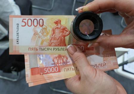 Защитные нити, скрытые цифры: как выглядят обновленные пять тысяч рублей