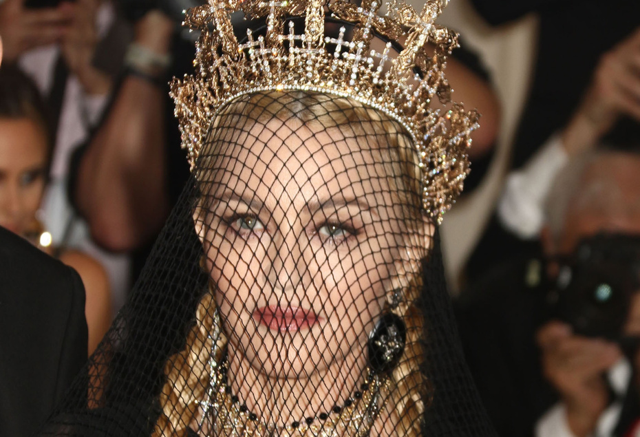 Как настоящая королева, она носит корону
