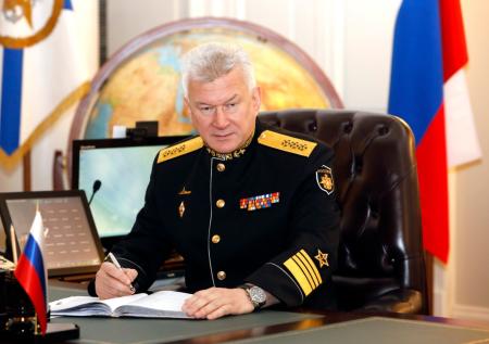 Главком ВМФ оценил действия военных в инциденте с эсминцем Defender