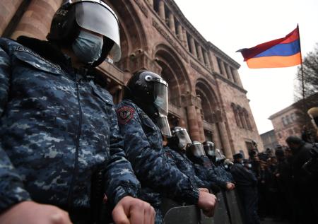 Сторонники армянской оппозиции попытались ворваться в здание правительства