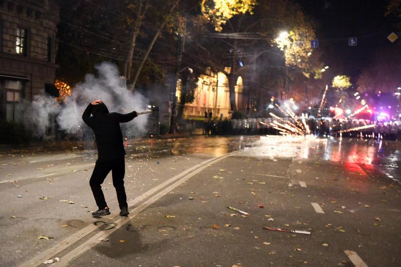 Протестующие во время антиправительственной акции протеста в Тбилиси