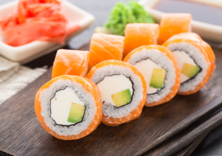 Две девочки отравились в столичном ресторане с роллами