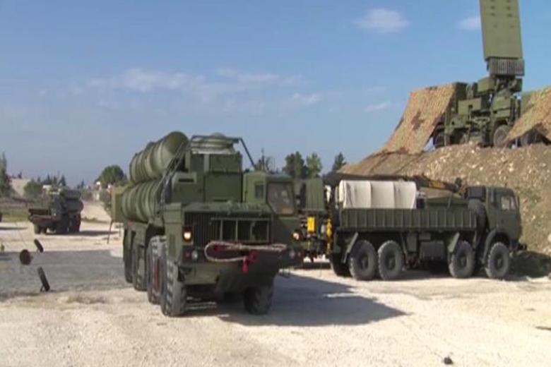 Прибытие зенитного ракетного комплекса С-400 на авиабазу Хмеймим в Сирии