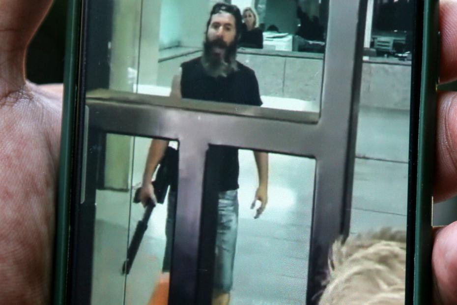 Вооруженный вкладчик был замечен за железной решеткой местного банка в Бейруте после того, как он ворвался в отделение и удерживал сотрудников и клиентов в качестве заложников