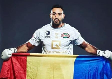 Адегбуйи нокаутировал Хари и стал претендентом на титул Glory
