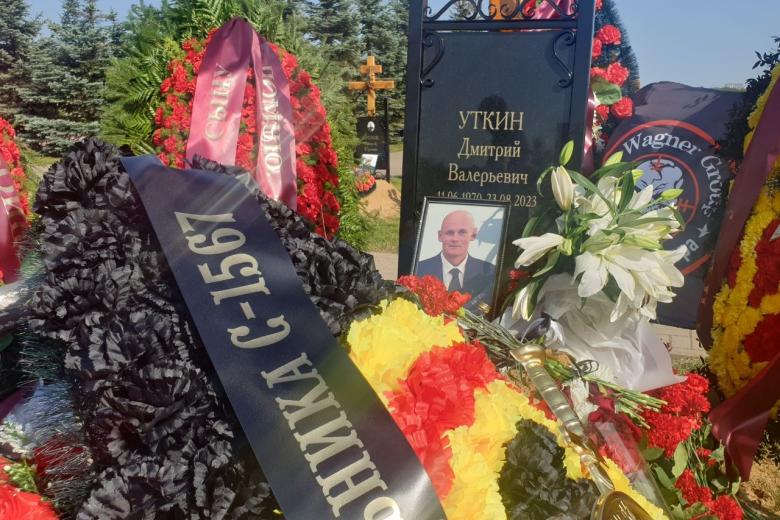 Могила Дмитрия Уткина на Федеральном военном мемориальном кладбище