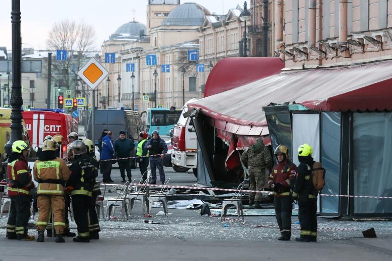 Последствия взрыва в кафе в Санкт-Петербурге