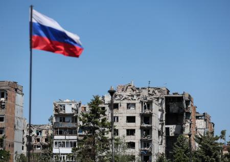 Российский флаг и Знамя Победы подняли над горсоветом в центре Угледара