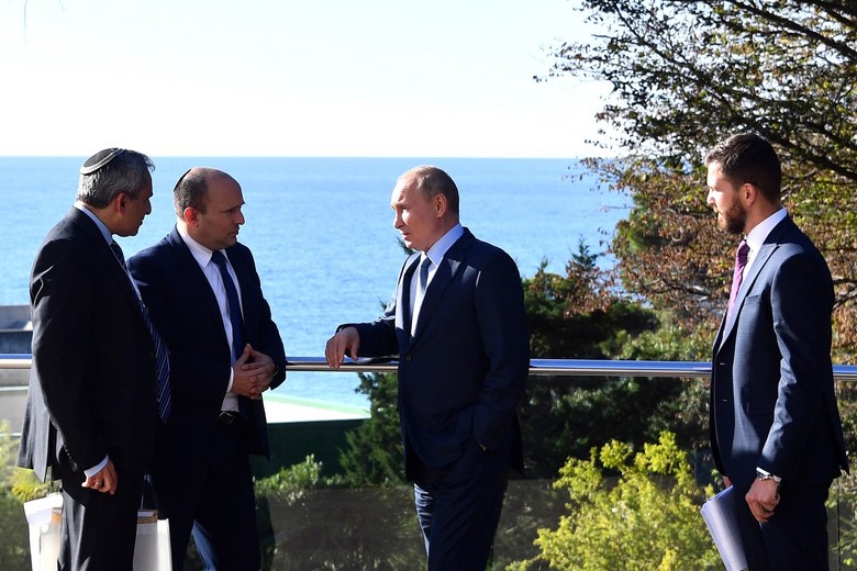 Президент РФ Владимир Путин и премьер-министр Израиля Нафтали Беннет (справа налево)