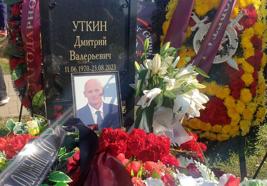 Могила Дмитрия Уткина на Федеральном военном мемориальном кладбище