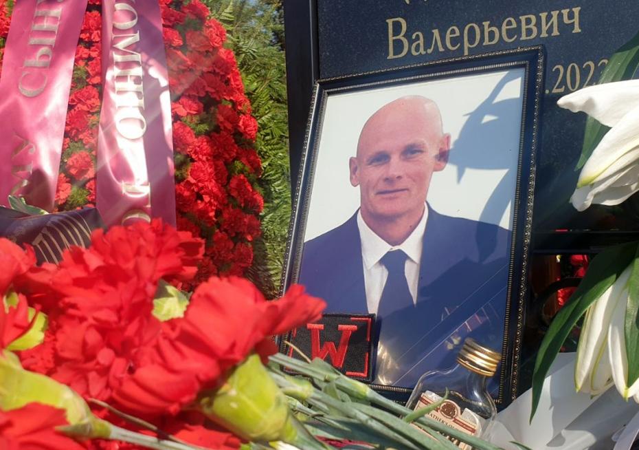 Могила Дмитрия Уткина на Федеральном военном мемориальном кладбище