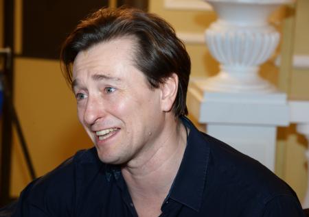 Безруков прочел стихи для военнослужащих в госпитале Новосибирска