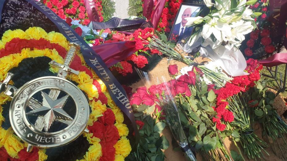 Могила Дмитрия Уткина на Федеральном военном мемориальном кладбище