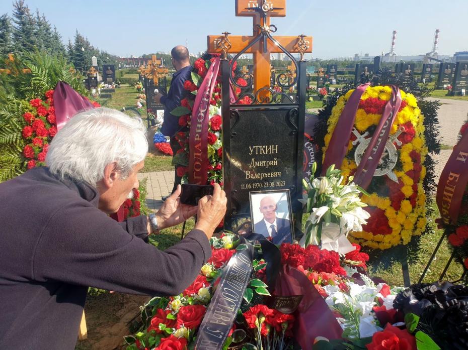 Могила Дмитрия Уткина на Федеральном военном мемориальном кладбище