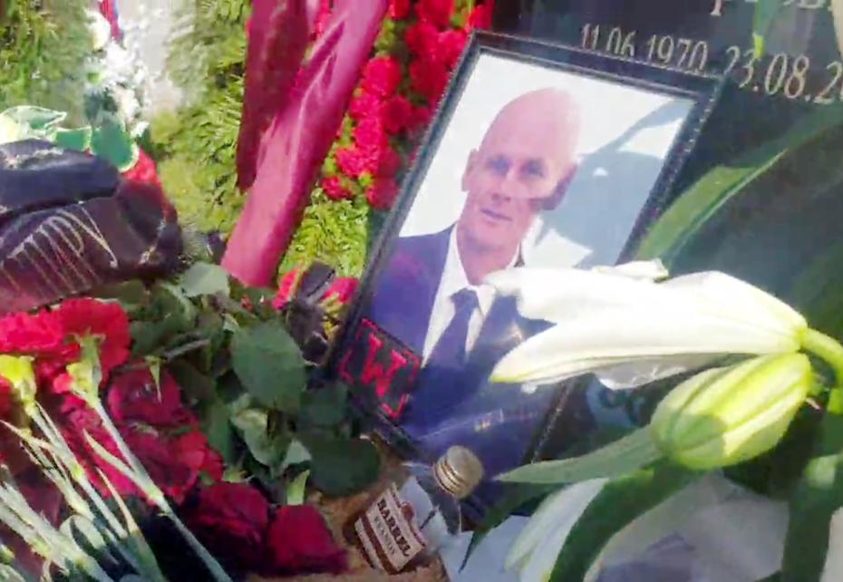 Могила Дмитрия Уткина на Федеральном военном мемориальном кладбище