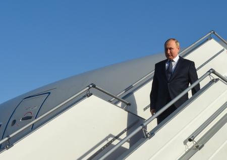 Путина встретили в Ашхабаде на экзотическом для Туркмении черном «Аурусе»