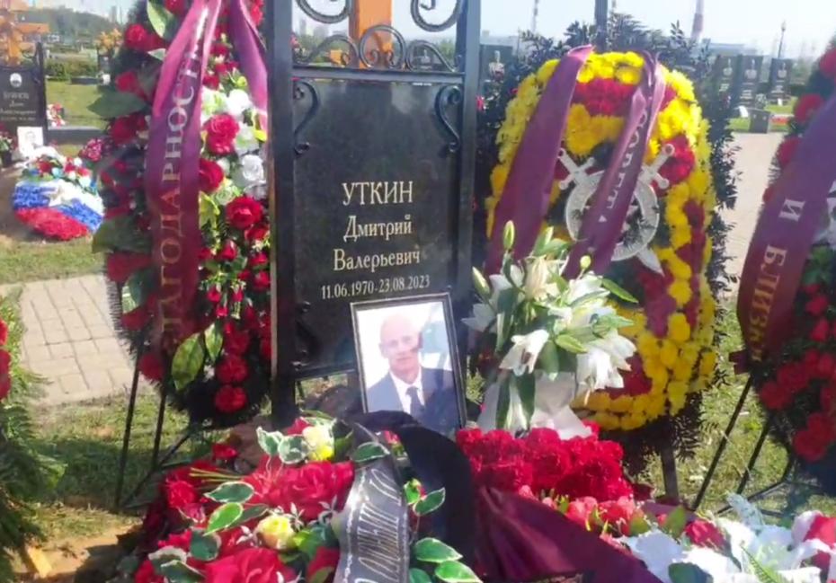 Могила Дмитрия Уткина на Федеральном военном мемориальном кладбище