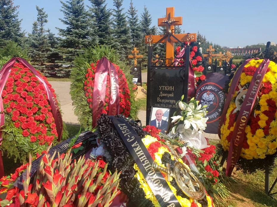 Могила Дмитрия Уткина на Федеральном военном мемориальном кладбище