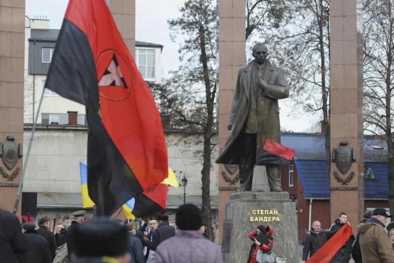 Люди собираются у памятника лидеру Организации украинских националистов (ОУН) Степану Бандере