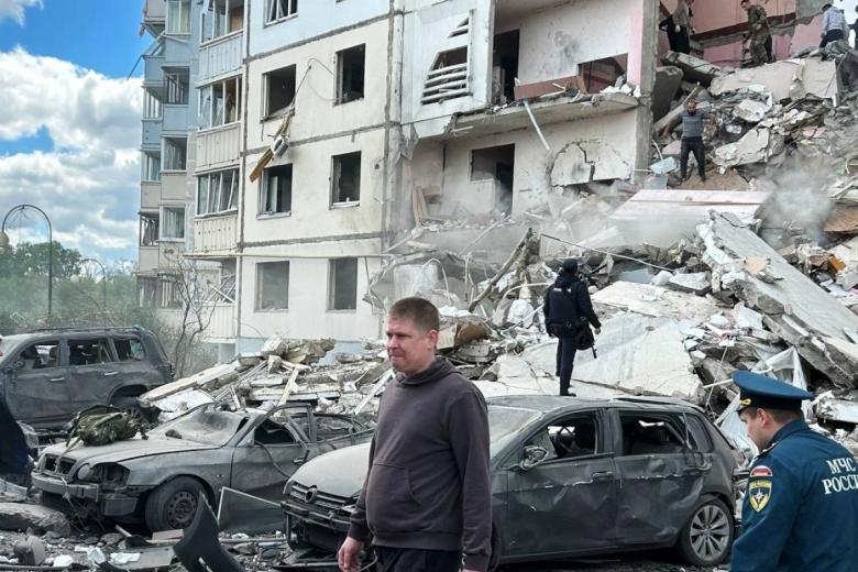 На месте обрушения подъезда в жилом доме в Белгороде в результате обстрела ВСУ