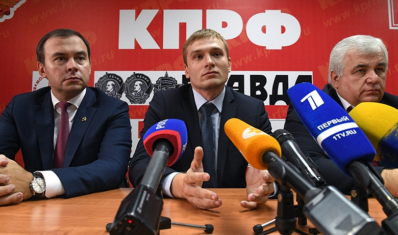 Заместитель председателя ЦК КПРФ Юрий Афонин и кандидат на пост главы Республики Хакасия Валентин Коновалов (слева направо) на пресс-конференции в штабе КПРФ в Абакане
