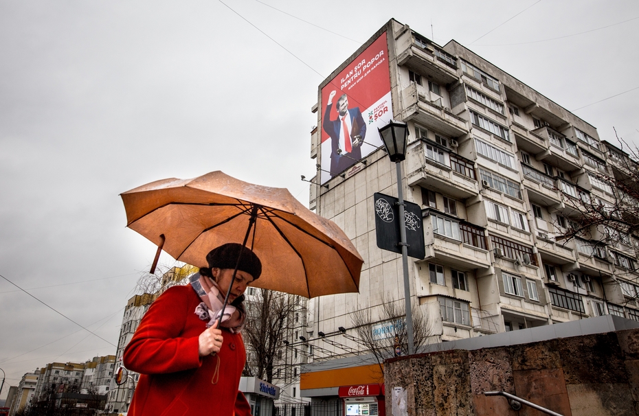 Плакат кандидата на парламентские выборы в Молдове - Илана Шора для народа - в столице Республики Молдова в Кишиневе, февраль 2019