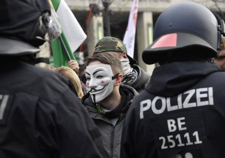 Полиция Берлина применила перечный газ против митингующих