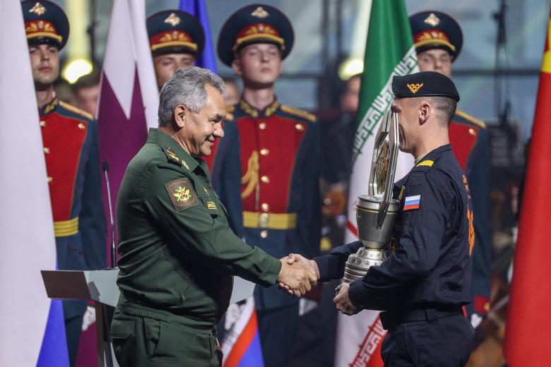 Министр обороны РФ Сергей Шойгу (слева)