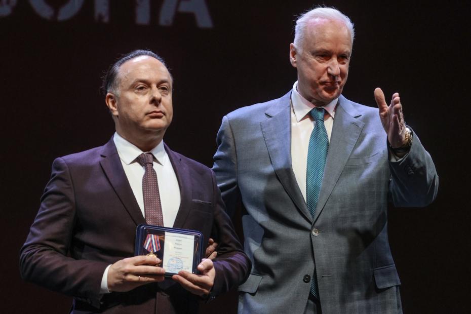 Директор театра имени Евгения Вахтангова Кирилл Крок и глава Следственного комитета России Александр Бастрыкин во время сбора труппы театра имени Евгения Вахтангова в преддверии открытия 102-го театрального сезона