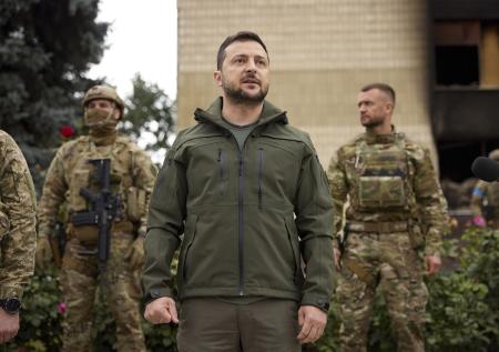 Политолог: Зеленский сам распределяет деньги Запада и уже стал миллиардером