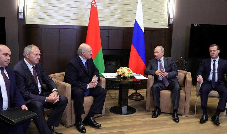 Президент РФ Владимир Путин с президентом Республики Беларусь Александром Лукашенко