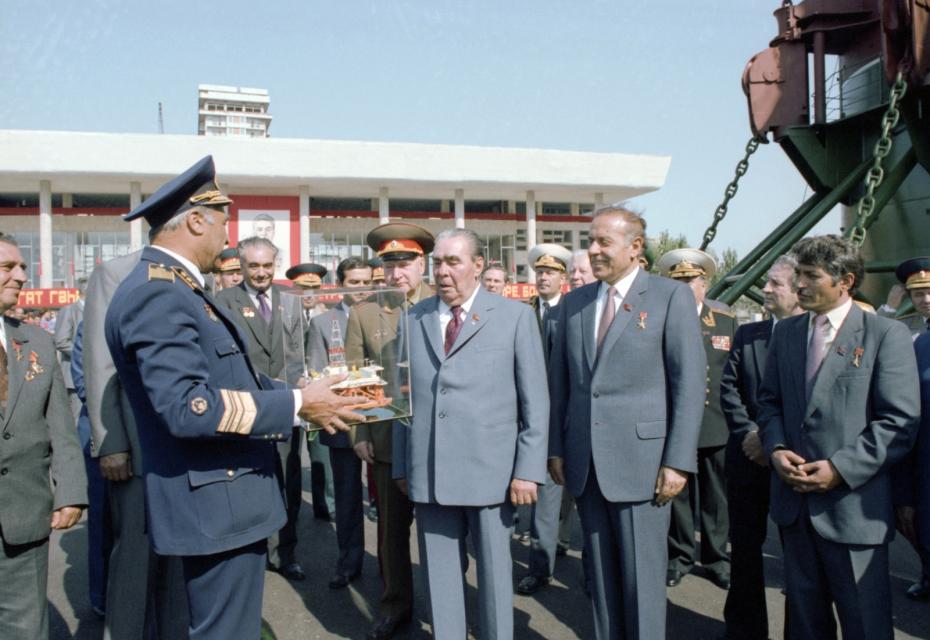 СССР. Азербайджанская ССР. Баку. 25 сентября 1982 г. Генеральный секретарь ЦК КПСС Леонид Ильич Брежнев (в центре) и первый секретарь ЦК Компартии Азербайджанской ССР Гейдар Алиевич Алиев во время посещения буровой установки «Шельф-2»