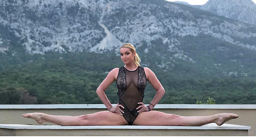 Волочкова сделала шпагат на фоне гор