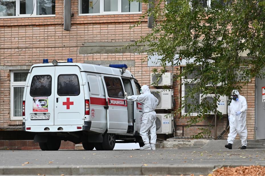 Бригада скорой медицинской помощи возле городской больницы №20 в Ростове-на-Дону
