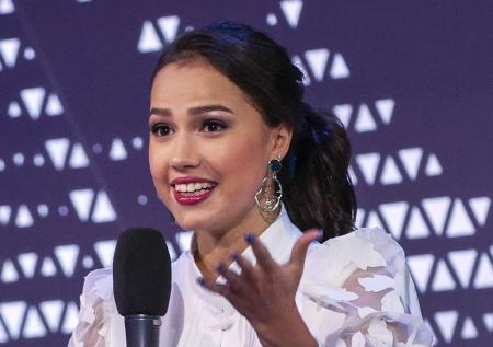 Загитова показала себя с челкой и фиолетовыми волосами