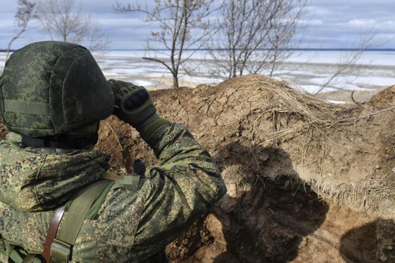 Военнослужащий ВС РФ наблюдает за обстановкой на позициях в южном секторе спецоперации