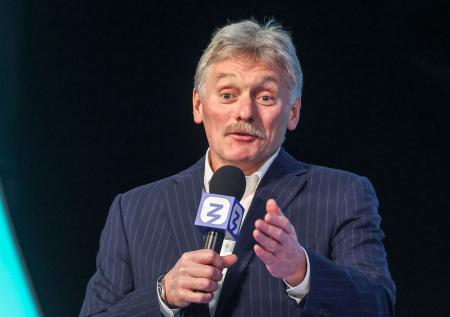 Песков отреагировал на фото Зеленского у картины с горящим Кремлем