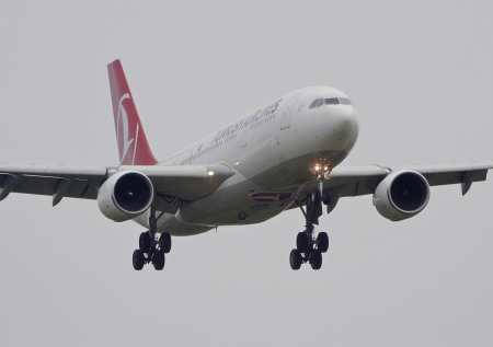 Самолет Turkish Airlines совершил экстренную посадку из-за угрозы взрыва