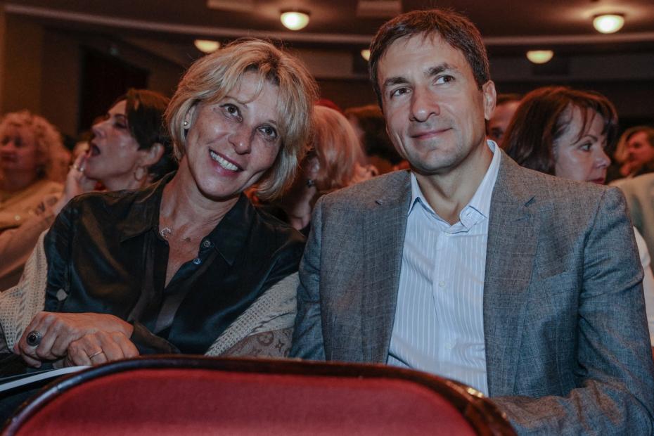 Актеры Юлия Рутберг и Григорий Антипенко во время сбора труппы театра имени Евгения Вахтангова в преддверии открытия 102-го театрального сезона