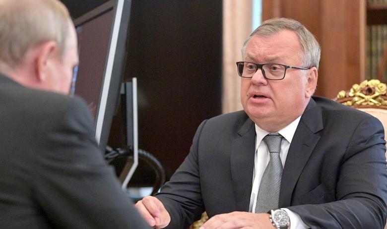 Президент РФ Владимир Путин с председателем правления Банка ВТБ Андреем Костиным