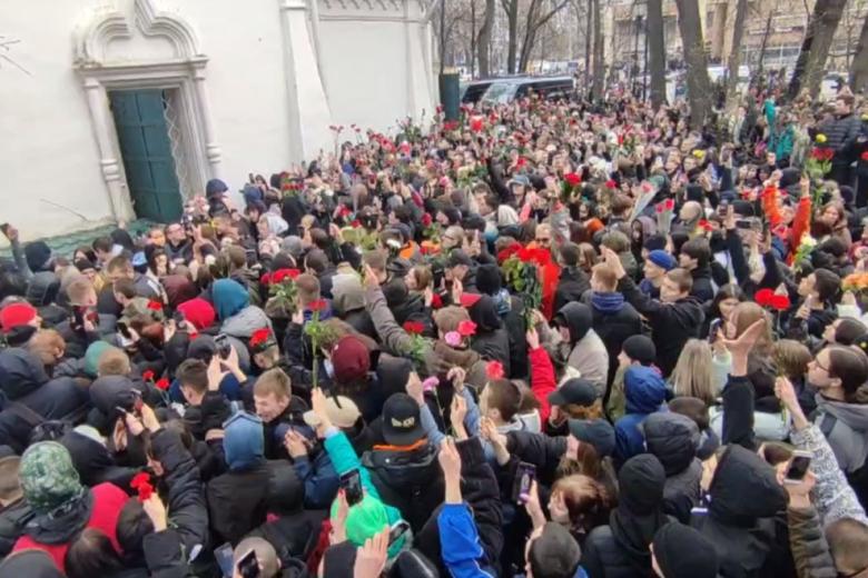 Фанаты у храма, где проходит прощание с Пашей Техником